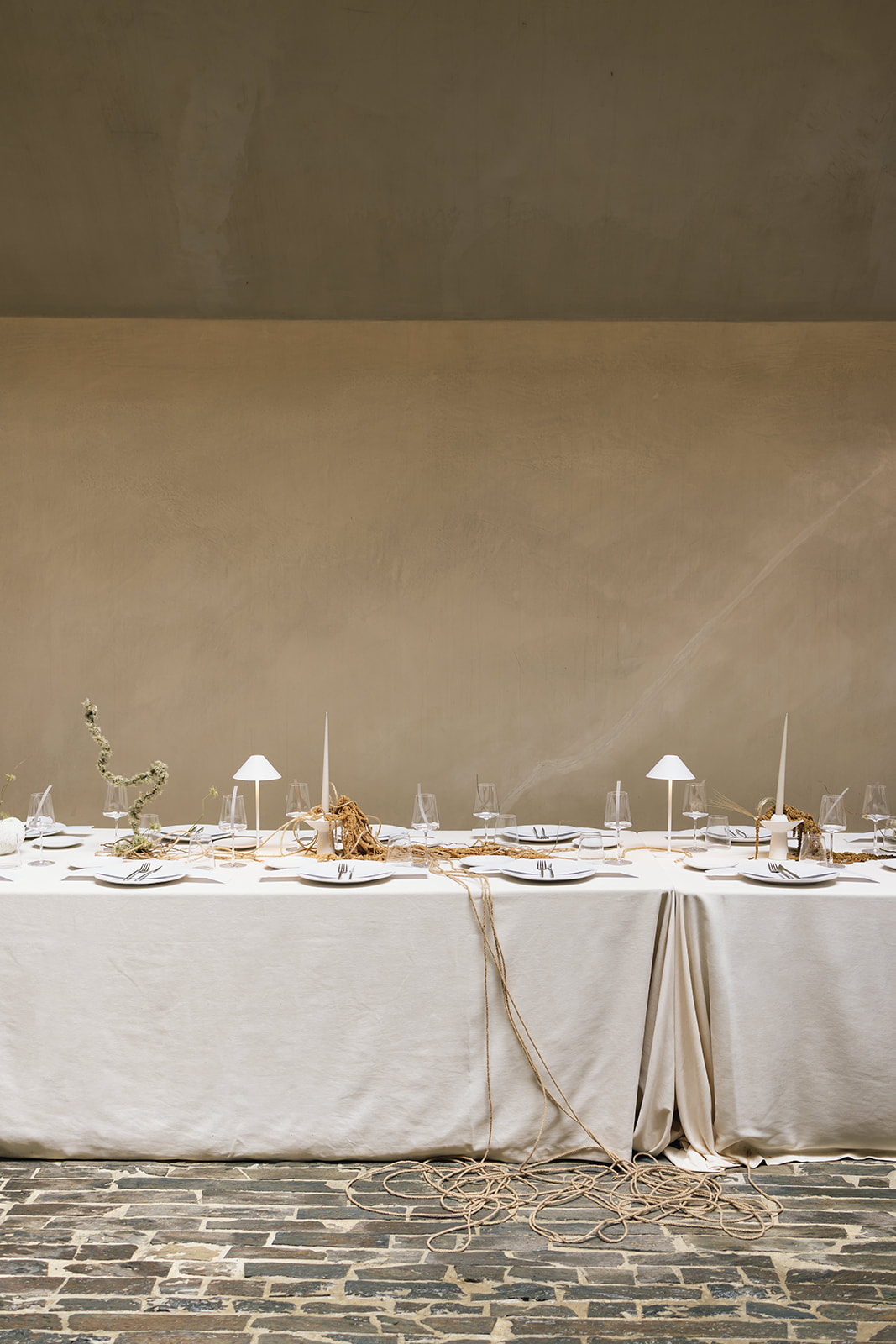 Long wedding table with sculptural lamps, design by Studio Kowalski